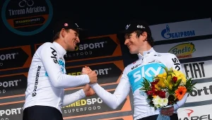 Michał Kwiatkowski (z lewej) i Geraint Thomas z grupy Sky na podium Tirreno-Adriatico
