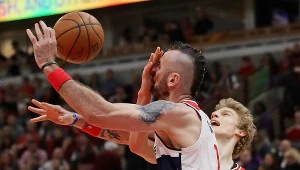 Kadr z meczu Washington Wizards - Chicago Bulls. Marcin Gortat w walce o piłkę