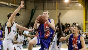 Zawodnik Legii Warszawa Anthony Beane (2P) oraz Martynas Paliukenas (C) i Łukasz Diduszko (P) z Kinga Szczecin