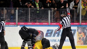 Petr Kalus bije Patryka Wronkę