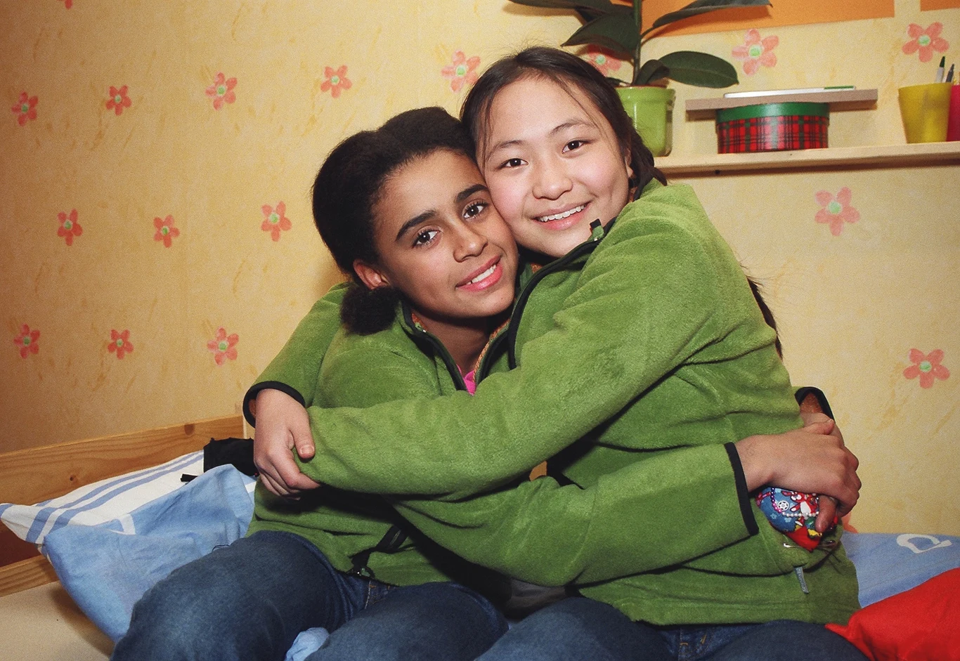 Ola Szwed i Misheel Jargalsaikhan na planie serialu w 2003 roku 