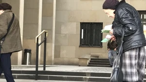 Pani Maria od 12 lat zarabia, rozdając ulotki