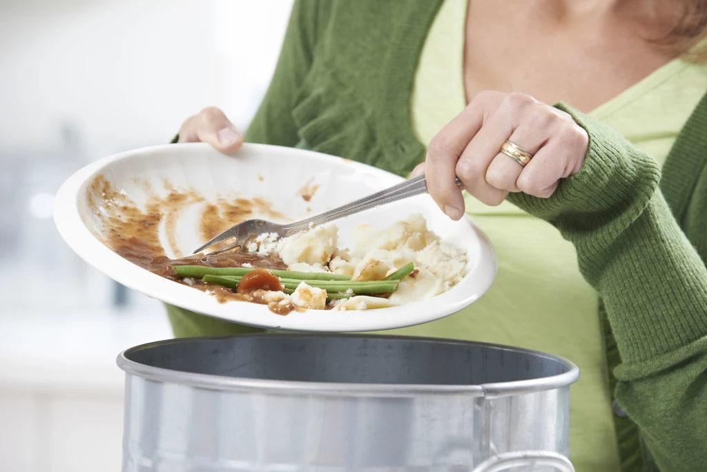 Z najnowszych badań wynika, że najwięcej jedzenia marnuje się w gospodarstwach domowych