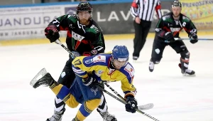 Zawodnik TatrySki Podhala Nowy Targ Elvijs Biezais (P) i Mateusz Bepierszcz (L) z GKS Tychy 