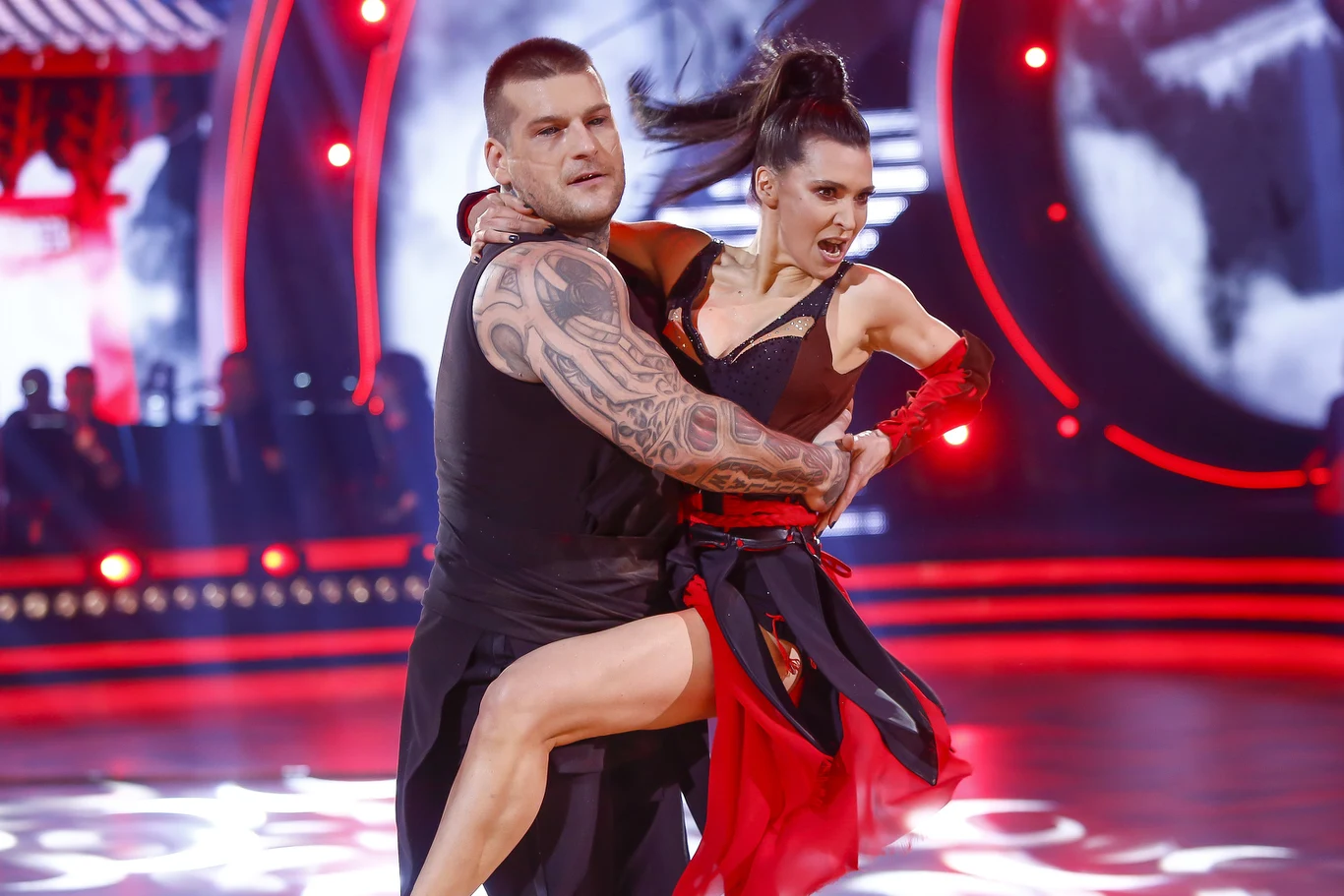 Popek i Janja Lesar zatańczyli cza-czę do choreografii wykorzystującej motyw sztuk walki
