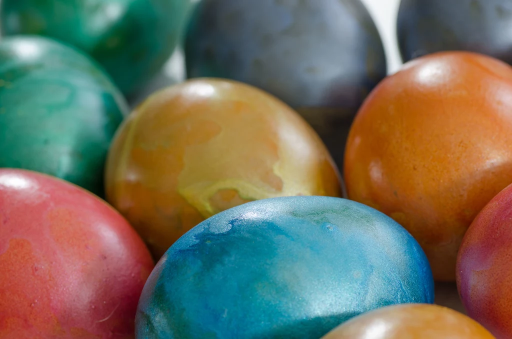 Podobnie jak w innych krajach, również w Grecji popularne jest barwienie jajek, choć w nieco odmienny sposób niż u nas