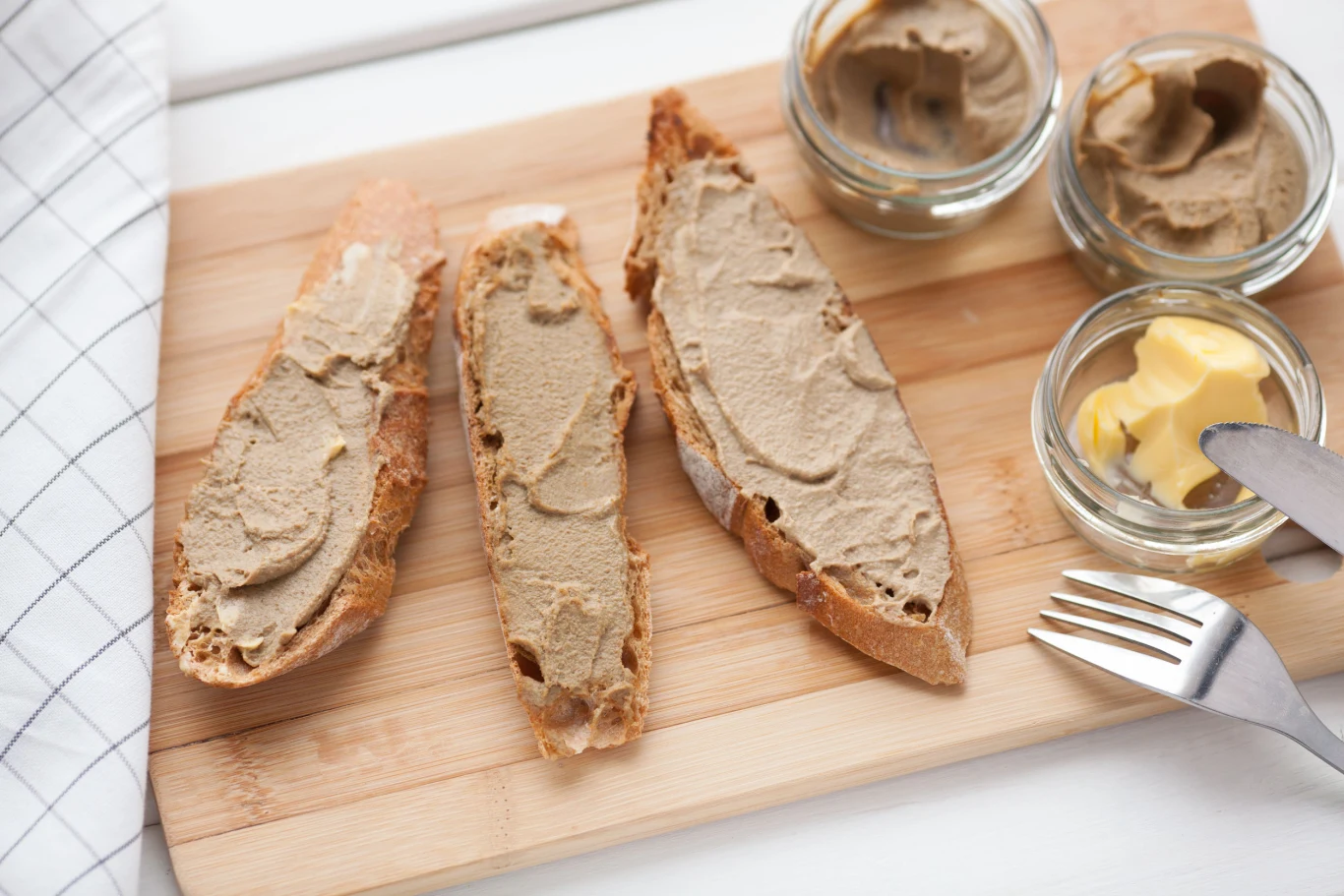 Ten pasztet idealnie smakuje ze świeżym chlebem oraz kwaśną konfiturą