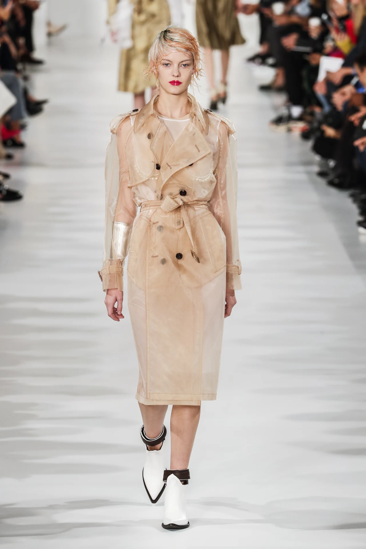 Przezroczysty płaszcz z pokazu marki Maison Margiela Przezroczysty płaszcz z pokazu marki Maison Margiela