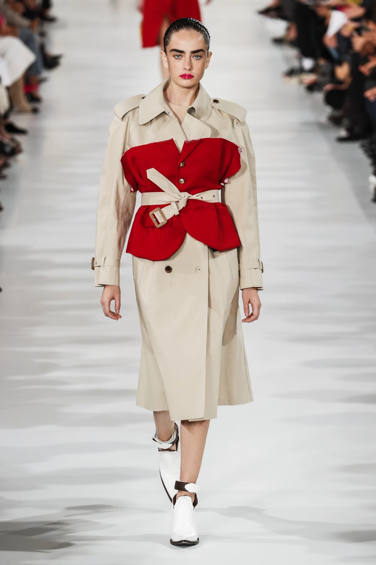 Nowoczesny trencz z pokazu marki Maison Margiela Nowoczesny trencz z pokazu marki Maison Margiela