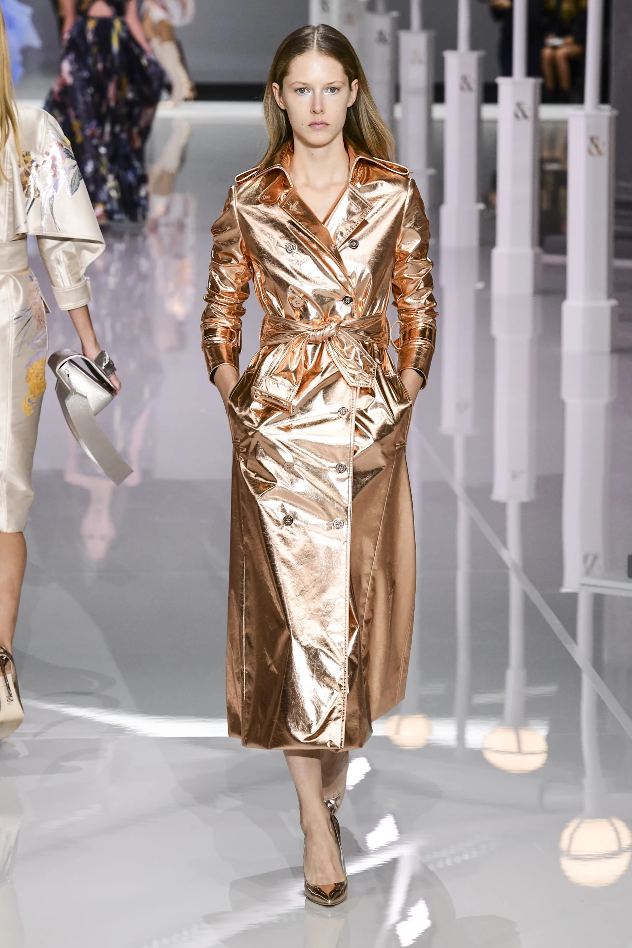 Ekstrawagancki metaliczny płaszcz w stylu Ralph&Russo to propozycja dla odważnych kobiet Ekstrawagancki metaliczny płaszcz w stylu Ralph&Russo to propozycja dla odważnych kobiet