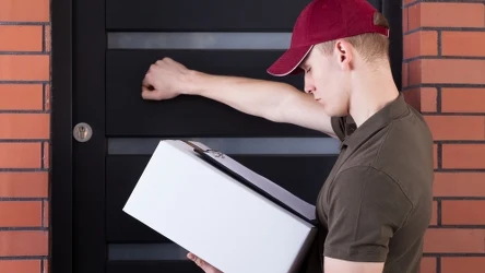 ​Kurier znów zostawił paczkę pod drzwiami? Sprawdź, czy w ogóle ma do tego prawo