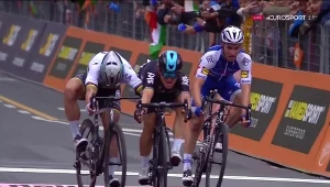 Michał Kwiatkowski (w środku) pokonuje Petera Sagana (z lewej) i Juliana Alaphilippe'a na finiszu wyścigu Milan-San Remo w ubiegłym roku