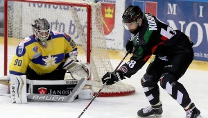 Zawodnik TatrySki Podhala Nowy Targ Przemysław Odrobny (L) i Patryk Kogut (P) z GKS Tychy