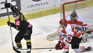 Zawodnicy Comarch Cracovii Patryk Noworyta (C) i Rafał Radziszewski (P) oraz Jesse Rohla (L) z Tauronu KH GKS Katowice 