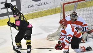 Zawodnicy Cracovii Patryk Noworyta (C) i Rafał Radziszewski (P) oraz Jesse Rohla (L) z Tauronu KH GKS