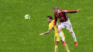 Dani Alves i Maxime Le Marchand w walce o piłkę w meczu Nice - PSG (1-2)