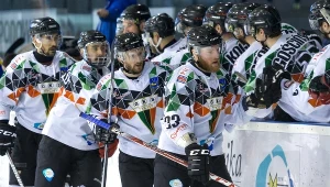 Hokeiści GKS-u Tychy cieszą się z gola