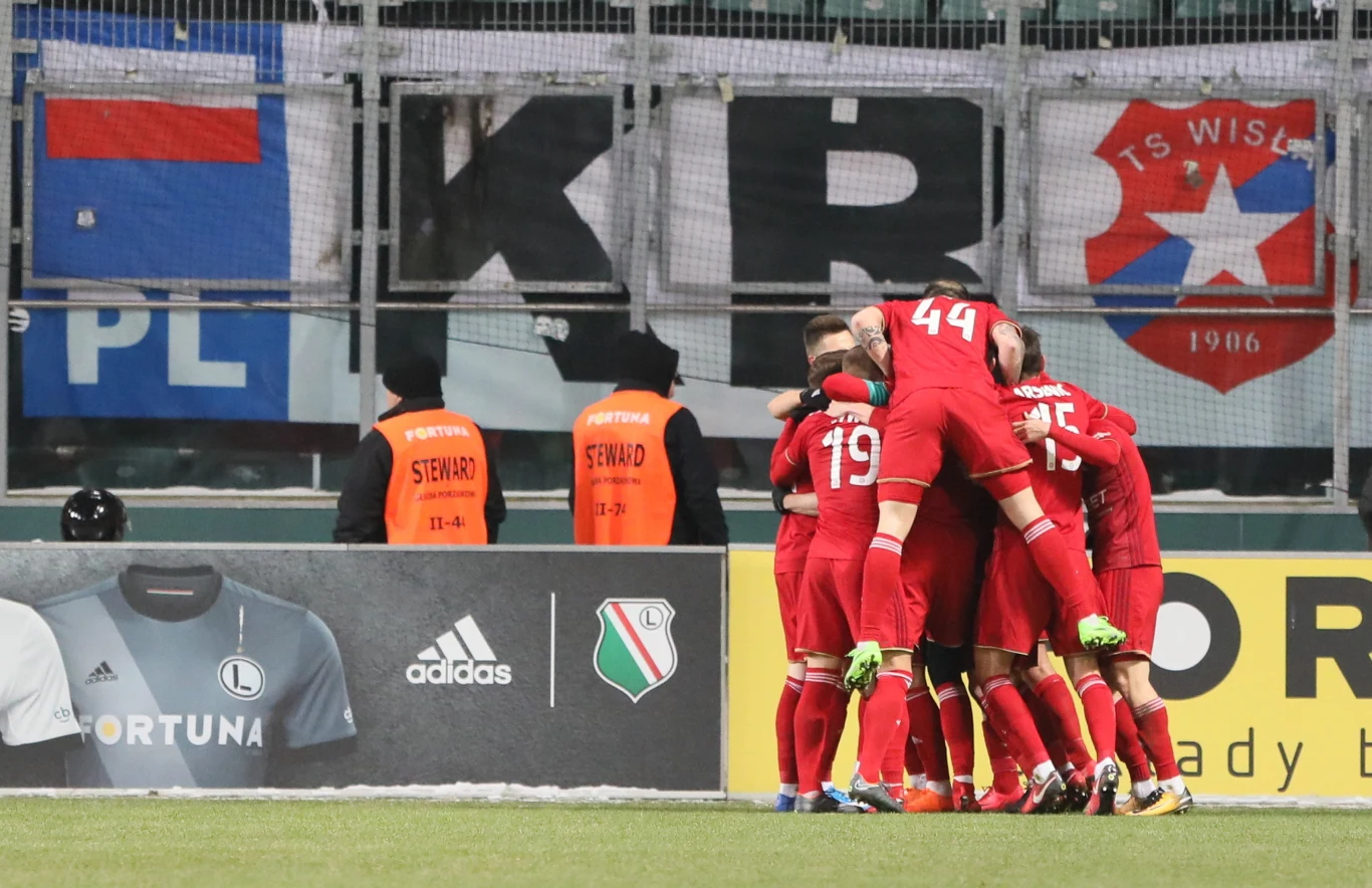 Gole dla Wisły strzelili Carlitos, który wykorzystał rzut karny, i Fran Velez.