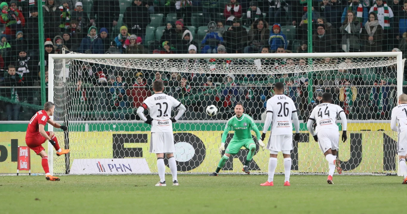 Gole dla Wisły strzelili Carlitos, który wykorzystał rzut karny, i Fran Velez.