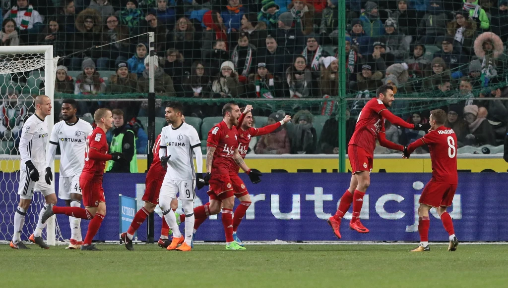 Gole dla Wisły strzelili Carlitos, który wykorzystał rzut karny, i Fran Velez. Gole dla Wisły strzelili Carlitos, który wykorzystał rzut karny, i Fran Velez.