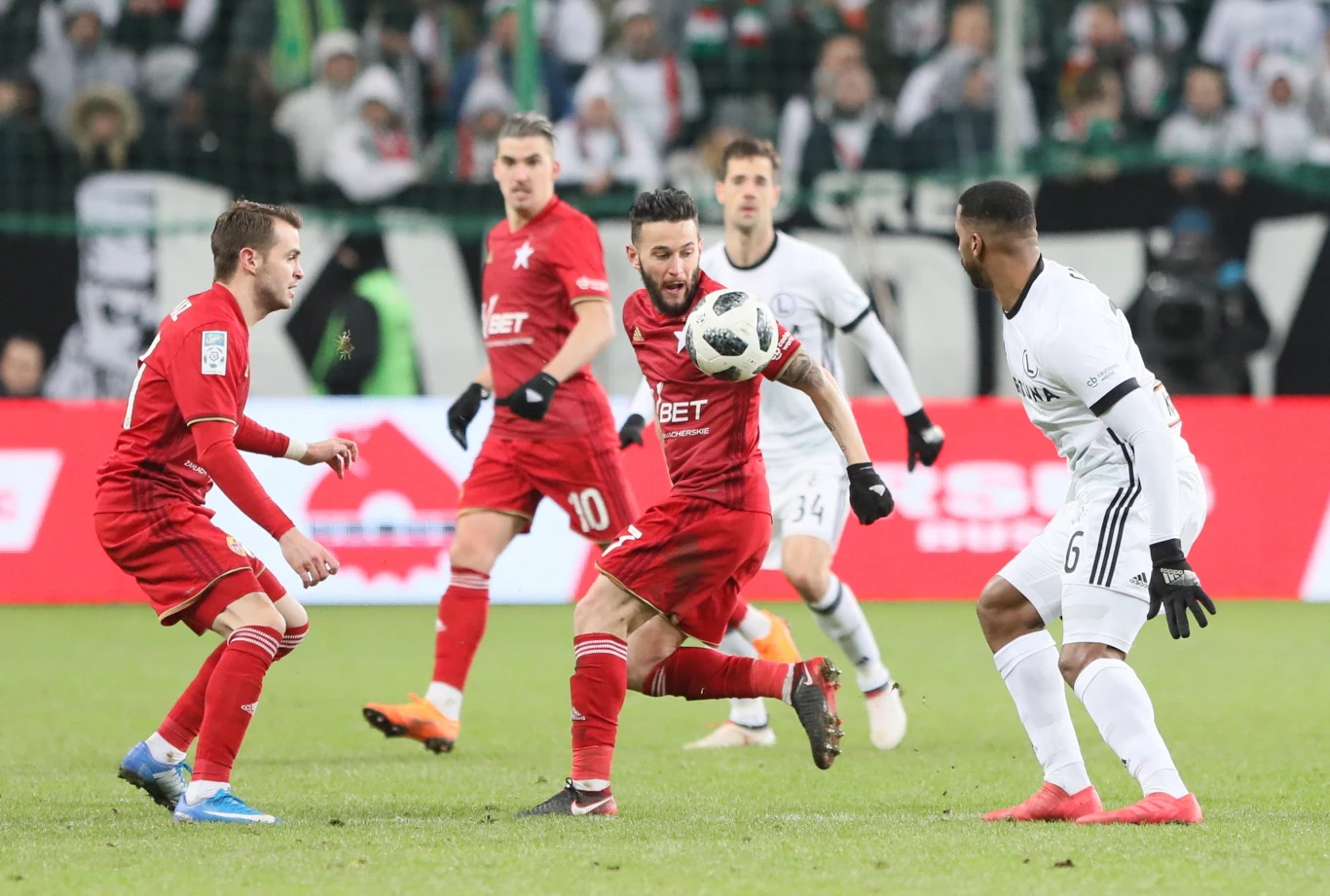 Gole dla Wisły strzelili Carlitos, który wykorzystał rzut karny, i Fran Velez.