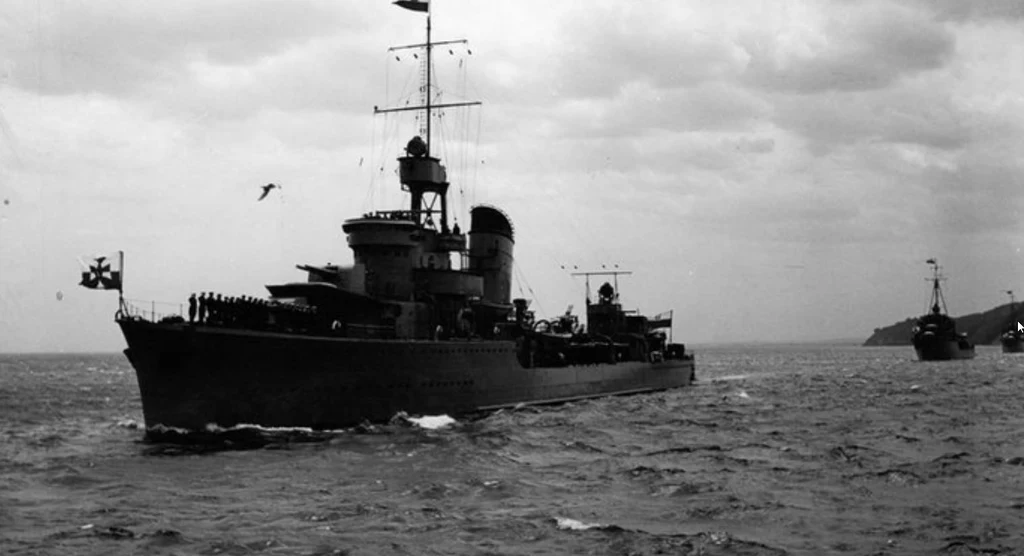 ORP "Błyskawica" w trakcie parady morskiej z okazji Święta Morza w 1938 roku