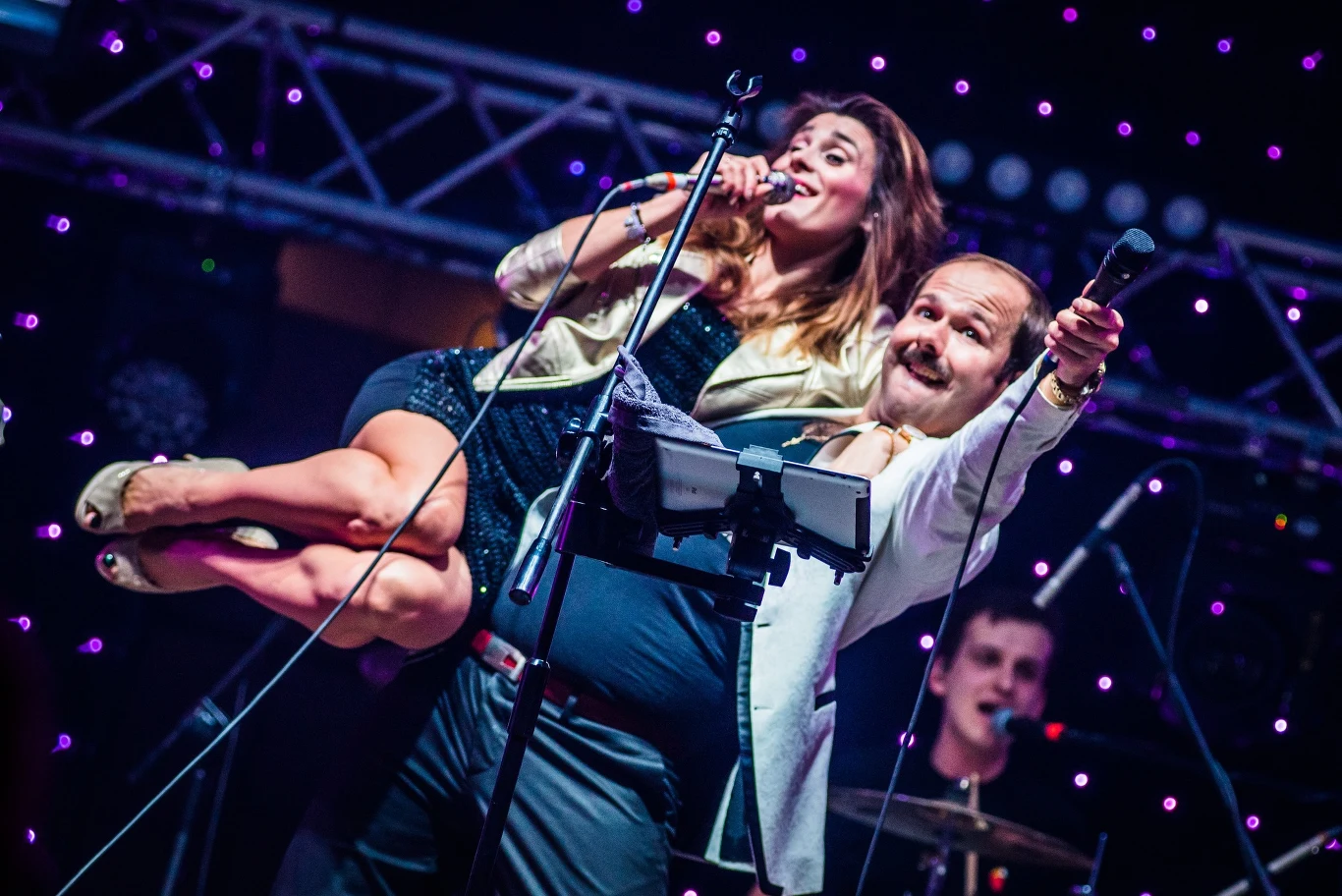 Kajra w objęciach Sławomira na koncercie w Olsztynie (10 marca 2018 r.)