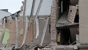 Częściowo zawalona kamienica na poznańskim Dębcu