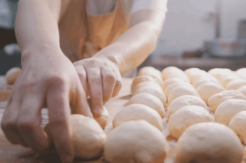 Mrożone czy świeże. Proces produkcji pieczywa zazwyczaj przebiega podobnie, co oznacza, że nie różni się składem, ma więc taką samą wartość odżywczą.