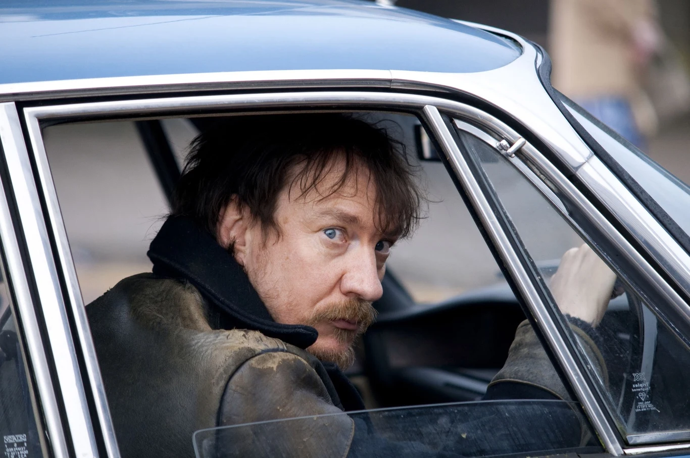 Brytyjskiego aktora mogliśmy również oglądać w biograficznym filmie "Mr. Nice", gdzie wcielił się w postać postrzelonego bojówkarza IRA. Główną rolę w filmie - prawdziwą postać przemytnika narkotyków Howarda Marksa - grał irlandzki aktor Rhys Ifans.

Thewlis zauważa, że często jest mylony z Irlandczykiem, i na odwrót. Ciągle zdarza mi się, że ludzie mówią mi na ulicy: 'Byłeś świetny w 'Notting Hill', jego chwalą zaś za rolę w 'Nagich'. Być może jeśli teraz zobaczą nas razem na ekranie, uda im się nas rozdzielić" - kończy Thewlis.