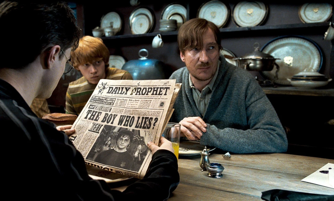 Przygodę z filmami o Harry'm Potterze Thewlis zapoczątkował w 2004 roku w obrazie "Więzień Azkabanu", gdzie zagrał Remusa Lupina. Jego doświadczenia z pracy na planie młodzieżowej superprodukcji rzucają nieco światła na osobowość aktora. 

"Głównie polegało to na czekaniu, czasem przez parę tygodni. Kiedyś przyleciałem na plan z Ameryki tylko po to, by 2 dni pokręcić się dokoła i wrócić z powrotem" - zauważa aktor. "Świetnie się jednak bawiłem, głównie dzięki wspaniałej obsadzie - Julie Walters, Mark Williams, Brendan Gleeson, Robbie Coltrane... Wspaniali, zabawni, zaskakujący ludzie. Jeśli masz już snuć się znudzony po planie, możesz to przynajmniej robić z Julie Walters" - śmieje się Thewlis.