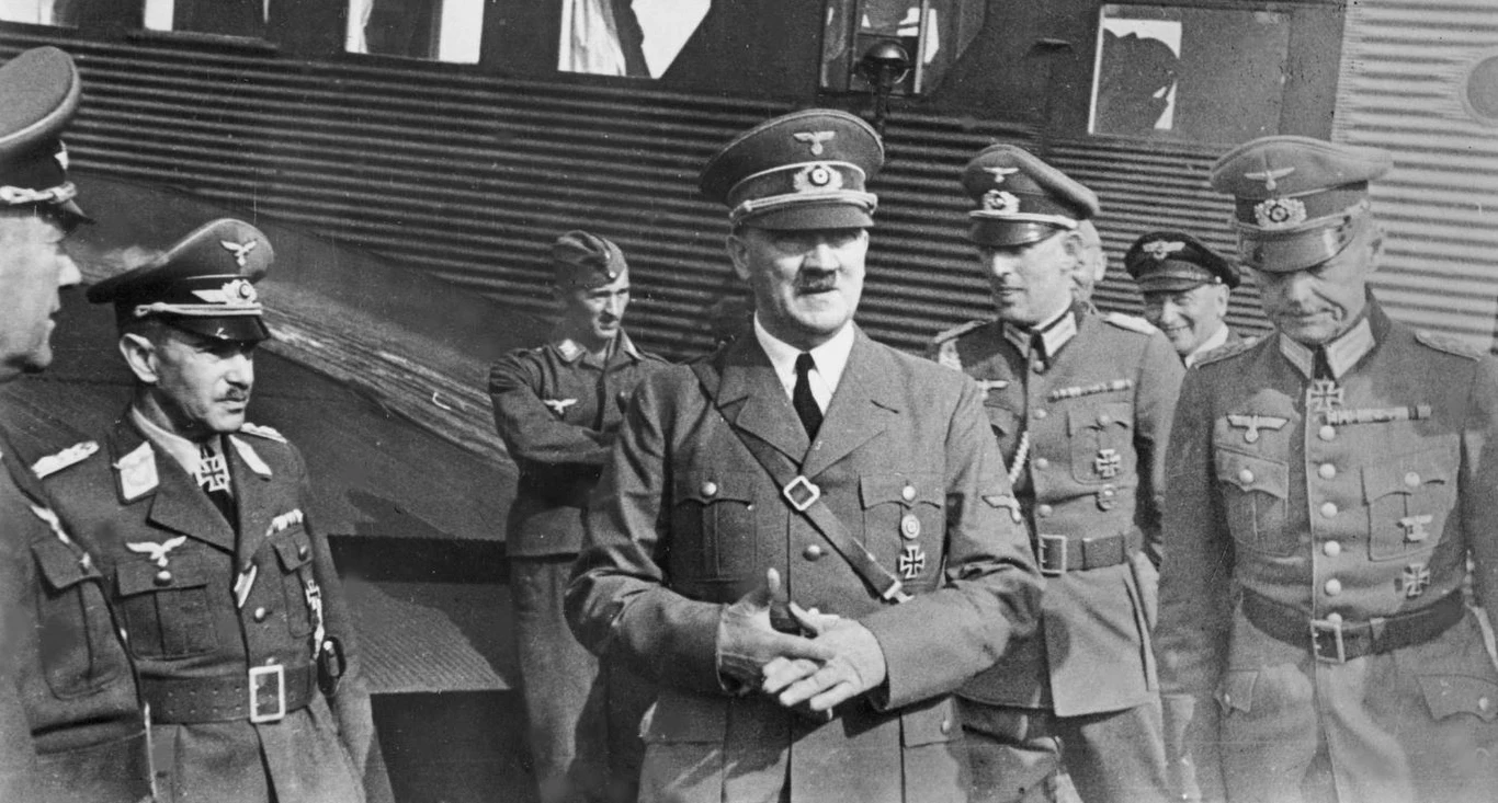 Adolf Hitler miał niezwykłe szczęście. Przeżył m.in. zamach nad Smoleńskiem 
