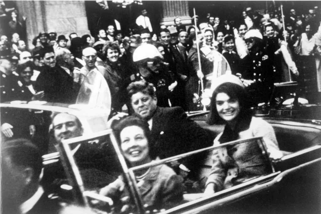 Kiedy Harry S. Truman zakładał w 1947 roku CIA, rekrutowała ona swój personel na elitarnych uniwersytetach. Fakt, że po zamordowaniu prezydenta USA Johna F. Kennedy’ego prezydentem został mason, Lyndon B. Johnson, do dziś pozostaje powodem spekulacji