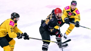 Hokeiści Tauronu KH GKS Katowice i Comarchu Cracovii podczas 5. meczu półfinałowego Ekstraligi