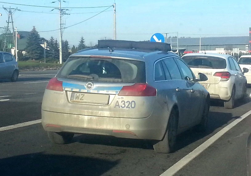 To nie jest radiowóz. Pod czarną folią zapewne nie ma koguta, a gdyby był - kierowca naraża się na grzywnę do 5 tys. zł.