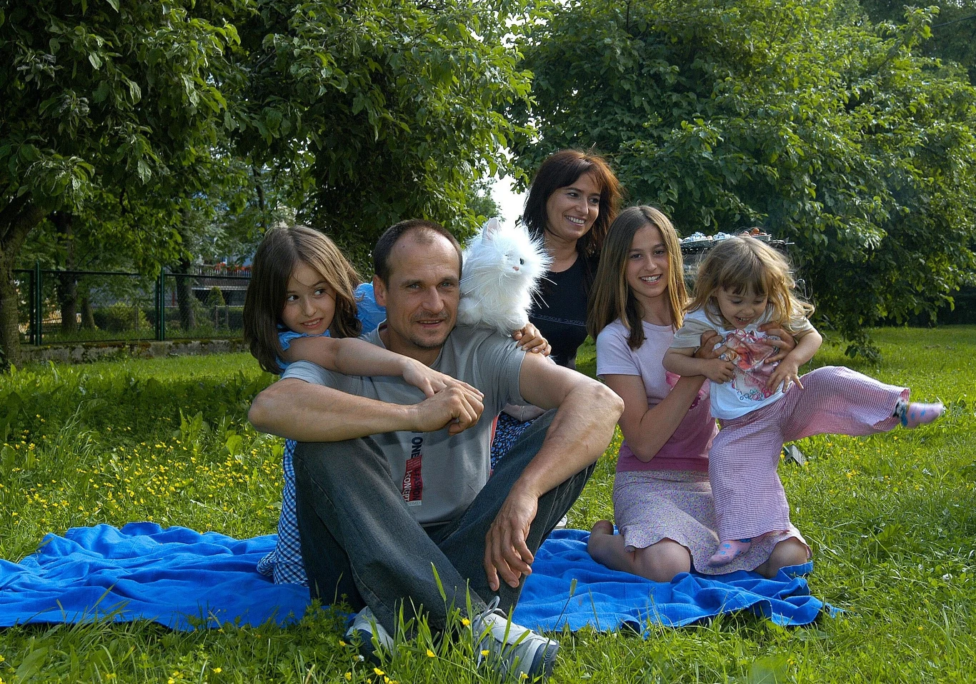 Paweł Kukiz z rodziną na swojej działce (2003 r.)