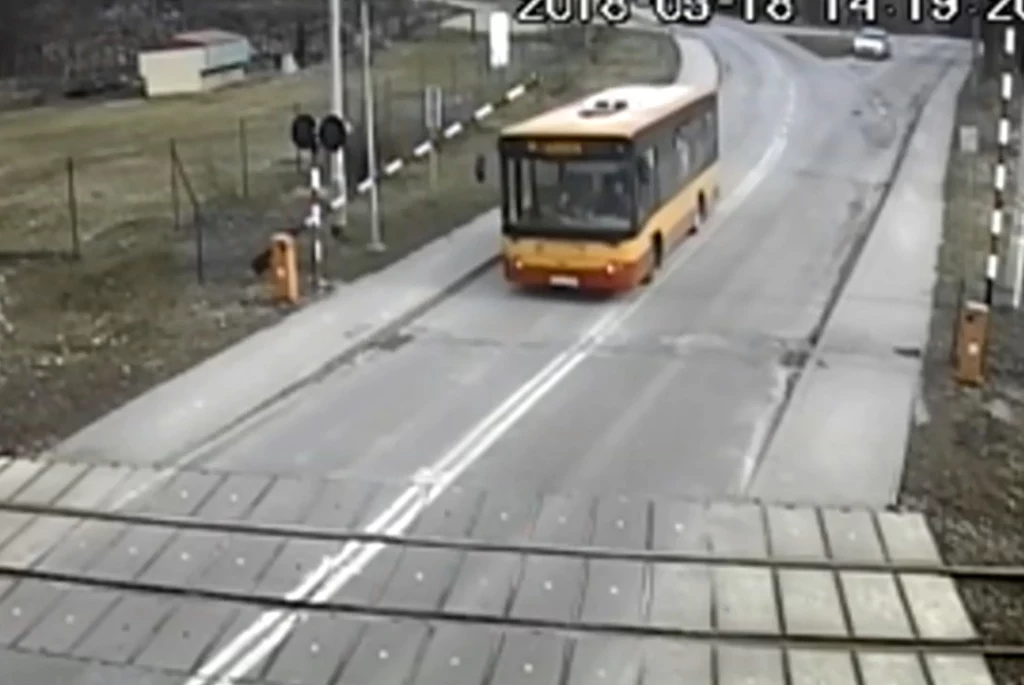 Autobus nie zatrzymał się przed opadającym szlabanem