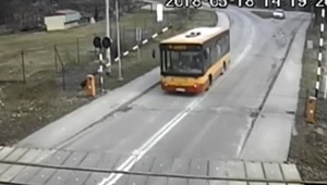 Autobus nie zatrzymał się przed opadającym szlabanem