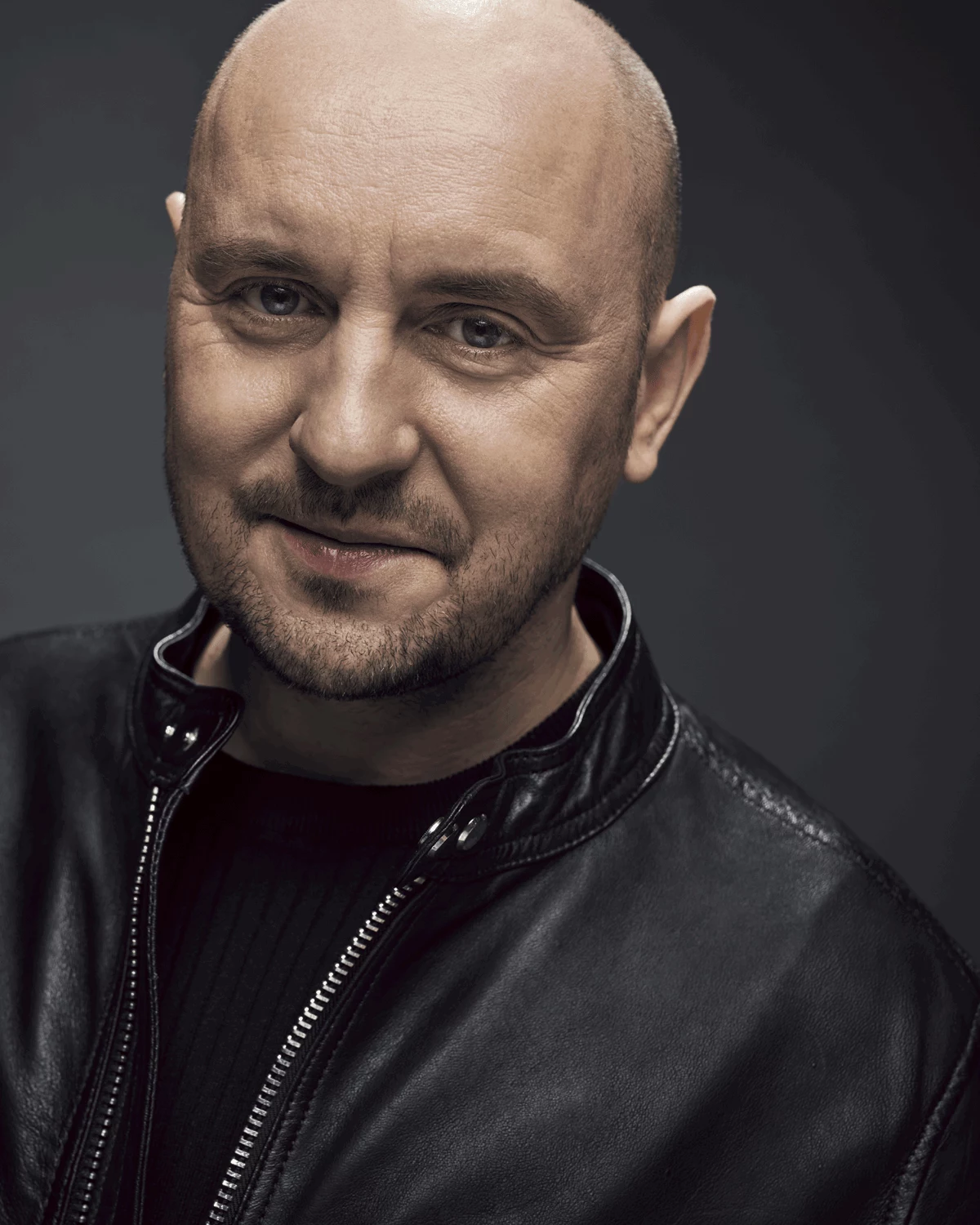 Bez skrępowania mówi, czym jest dla niego miłość. Nie zauroczeniem, nie fascynacją ciałem. Raczej najważniejszą wartością, o którą trzeba walczyć wbrew wszystkiemu. Bo ludzie uświadamiają sobie, że to była najważniejsza osoba w życiu, gdy przez brak uważności ją stracą. Bez skrępowania mówi, czym jest dla niego miłość. Nie zauroczeniem, nie fascynacją ciałem. Raczej najważniejszą wartością, o którą trzeba walczyć wbrew wszystkiemu. Bo ludzie uświadamiają sobie, że to była najważniejsza osoba w życiu, gdy przez brak uważności ją stracą.