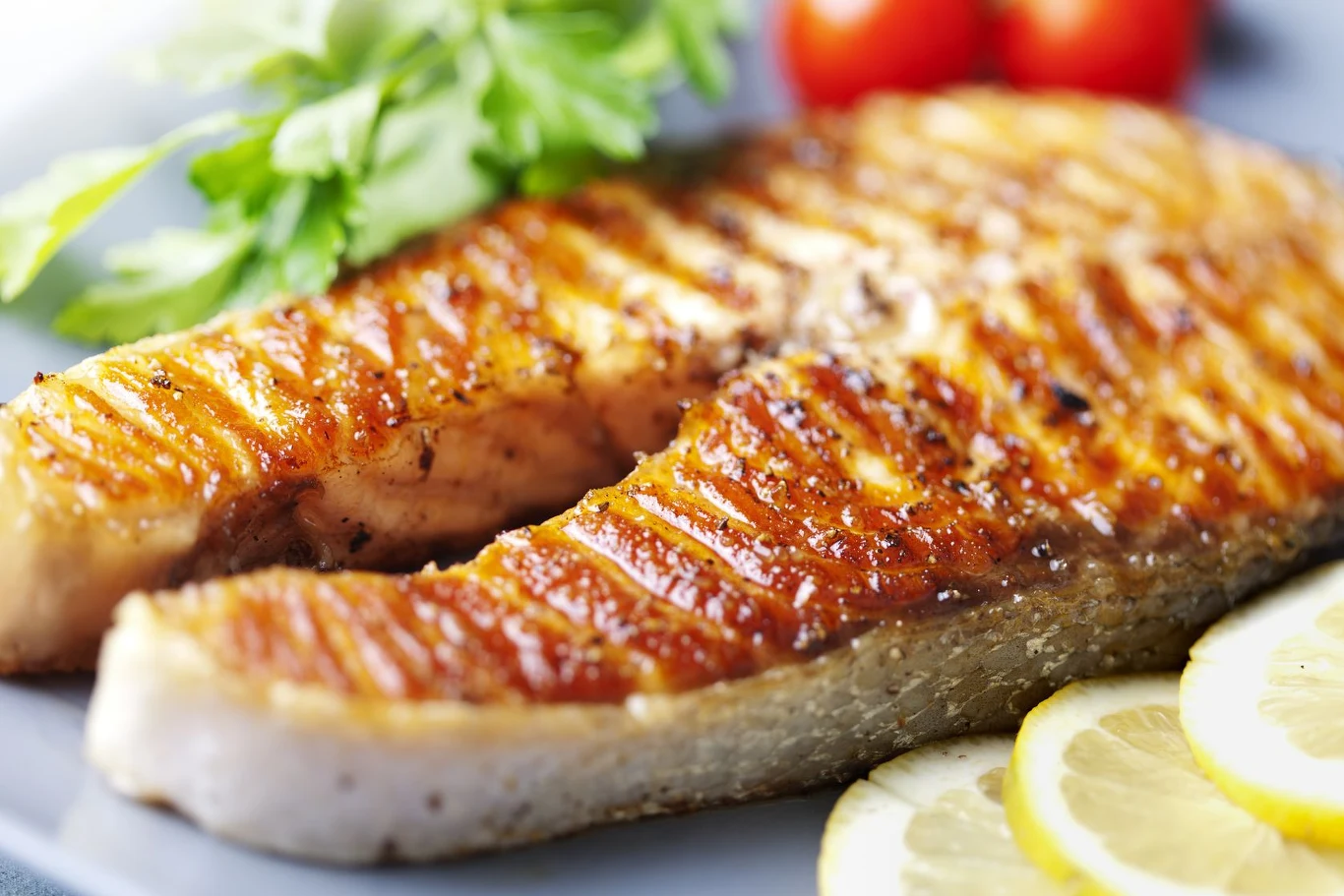 Tłuste ryby morskie w diecie zapewniają odpowiednią dawkę kwasów omega-3