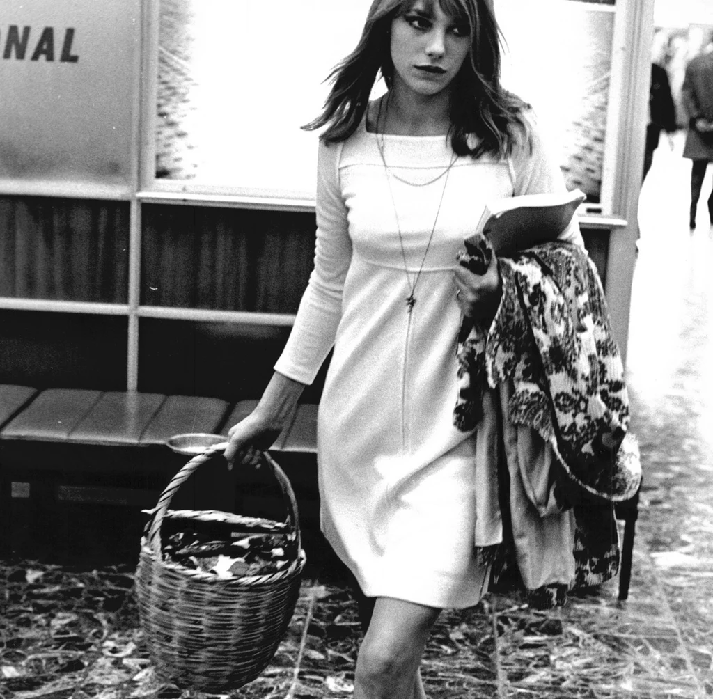 Jane Birkin nosiła wiklinowy zarówno do codziennych, jak i wieczorowych stylizacji