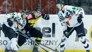 Hokeiści GKS Tychy - kapitan Michał Kotlorz (L) i Joonas Huovinen (P) oraz Bartosz Fraszko (C) z Tauronu KH GKS Katowice