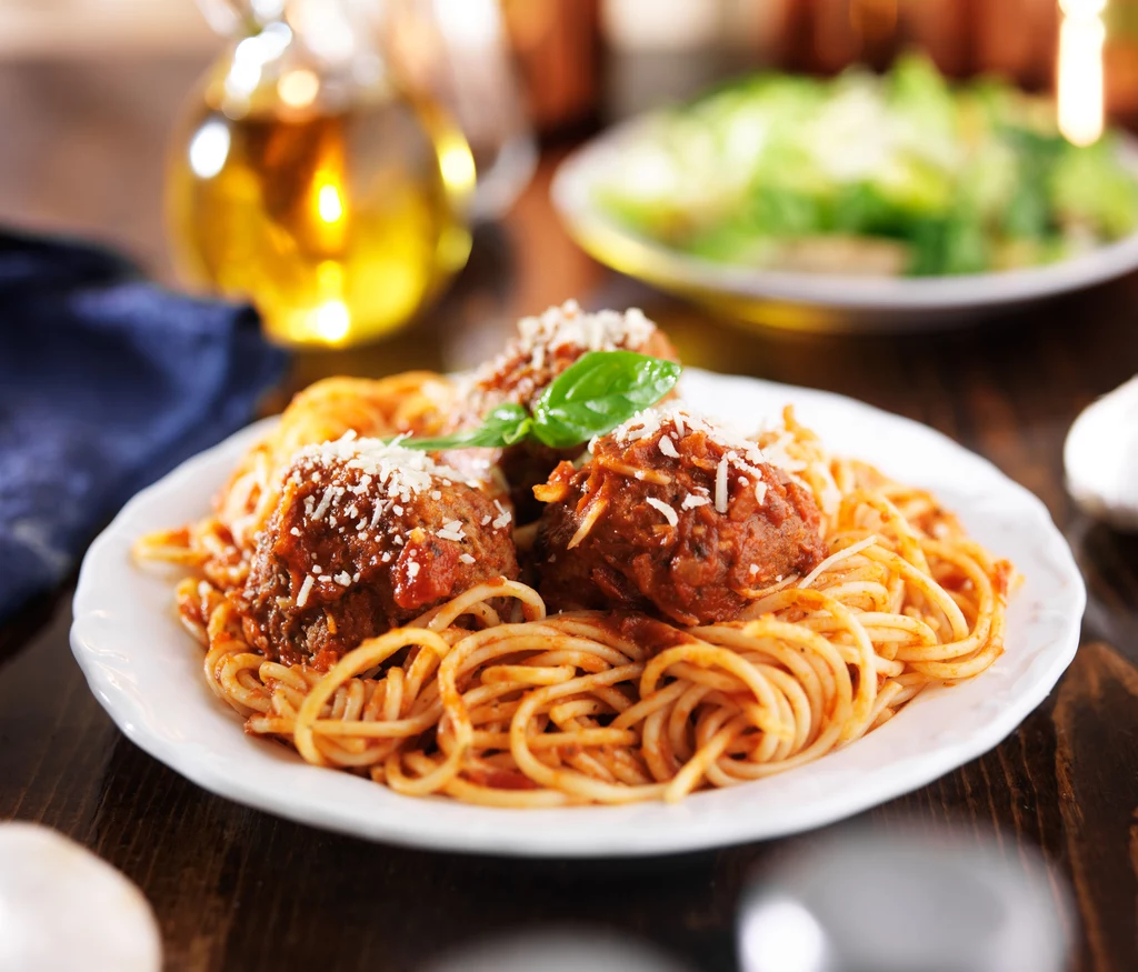 Spaghetti z klopsami to klasyka włoskiej kuchni
