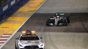 Samochód bezpieczeństwa, a za nim Lewis Hamilton w swoim bolidzie