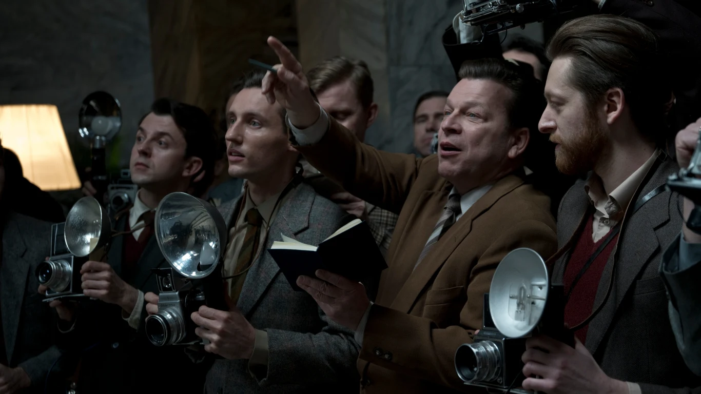 Jak powiedział na współscenarzysta (obok Marcela Sawickiego) i reżyser filmu Łukasz Kośmicki, jedną z jego inspiracji do pracy nad "Ukrytą grą" było zainteresowanie Pałacem Kultury. - Nie napisałem jednak tego scenariusza tylko dlatego, że pałac istnieje - choć pamiętam, jak zobaczyłem go po raz pierwszy, bo jestem z Poznania. Pałac to fascynujące miejsce do ulokowania w nim filmu, bo ten budynek to takie nasze magiczne, mroczne Gotham City - dodał Kośmicki.