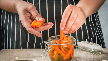 ​Zapomnij o dodawaniu jej do rosołu. Wrzuć do słoika, ukiś i ciesz się zdrowiem przez całą zimę