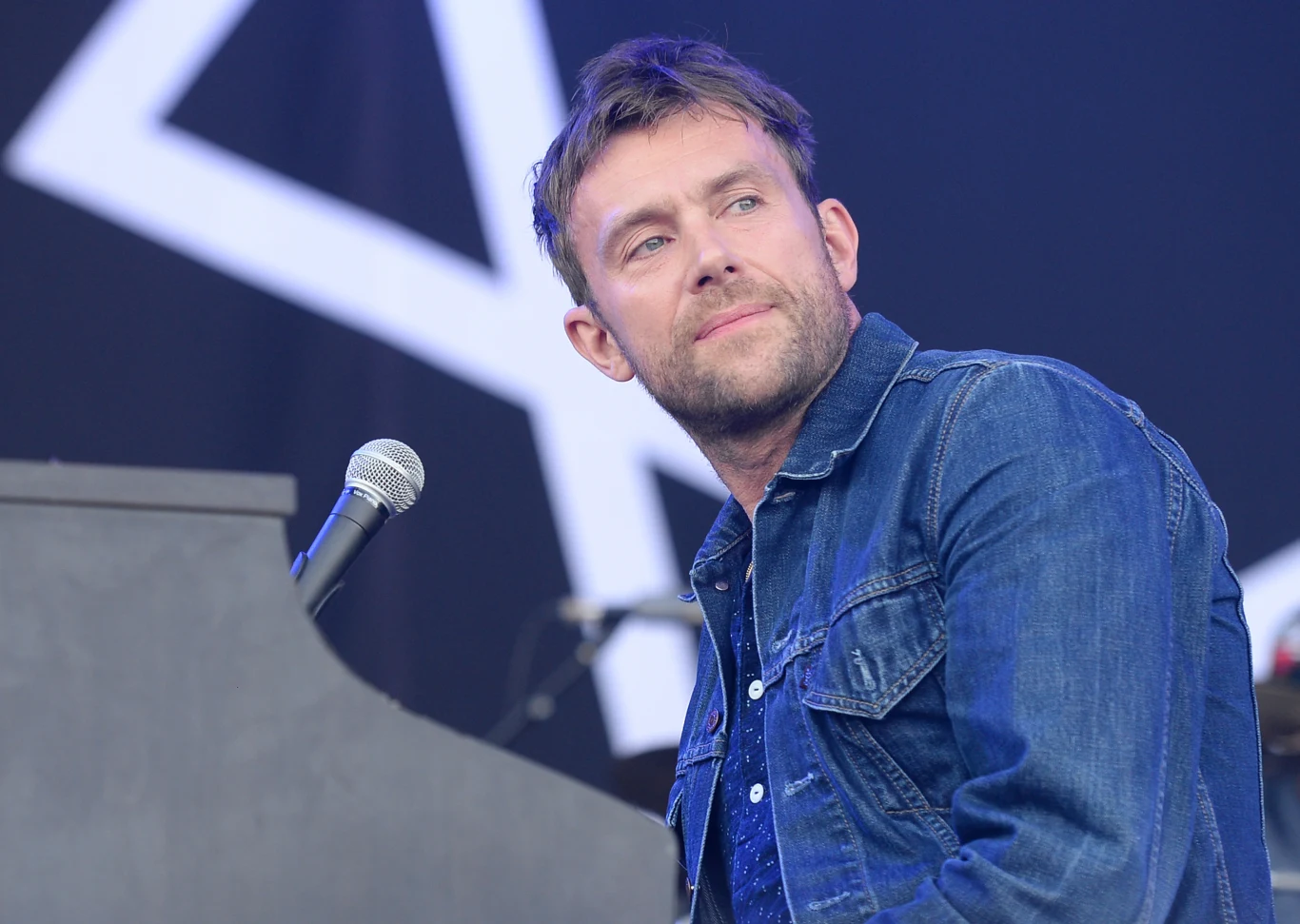 Jeden z najbardziej znanych i cenionych brytyjskich muzyków, Damon Albarn, 23 marca 2018 roku kończy 50 lat. Wokalista, kompozytor i producent, posiadacz mnóstwa nagród (w tym statuetki Grammy), ojciec Missy, a dla fanów na całym świecie najbardziej ceniony jako założyciel zespołów Blur i Gorillaz oraz artysta solowy. 