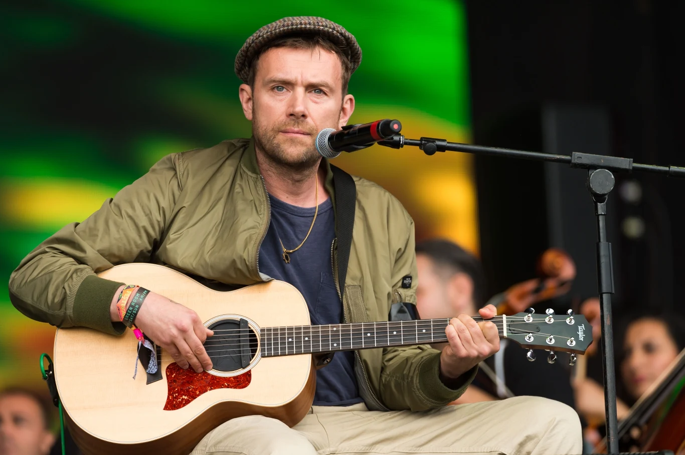 Damon Albarn to jednak nie tylko Blur i Gorillaz. Pod koniec 2013 roku ukazał się jego pierwszy solowy album - "Everyday Robots". Komponował również muzykę do filmów, nagrywał w takich krajach jak Mali czy Nigeria oraz powołał do życia projekty The Good, the Bad and the Queen i DRC Music, na którego płycie występują muzycy z Demokratycznej Republiki Kongo.