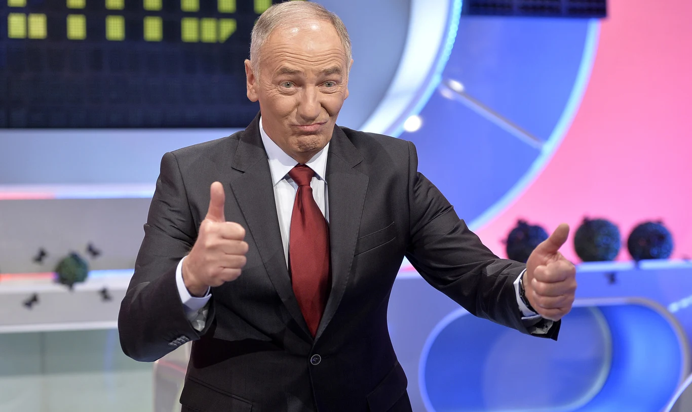 Karol Strasburger jest prowadzącym "Familiady" Karol Strasburger jest prowadzącym "Familiady"