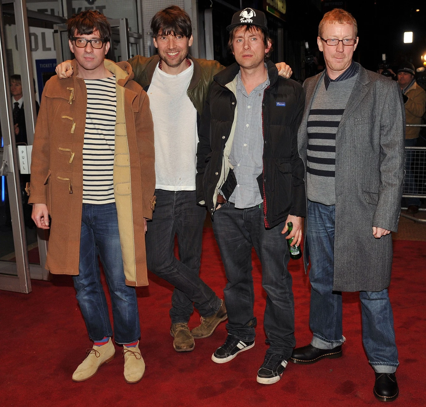 Blur to pierwszy zespół Damona Albarna, który powstał w 1989 roku w Colchester. Kultowa już grupa, której stylistyka poruszała się w rejonach brit popu, indie rocka i rocka alternatywnego, ma na swoim koncie osiem albumów: "Leisure"(1991), "Modern Life is Rubbish"(1993), "Parklife"(1994), "The Great Escape"(1995), "Blur"(1997), "13"(1999), "Think Tank"(2003) oraz „The Magic Whip” (2015). Zespół w 2003 roku zawiesił działalność, by powrócić na scenę sześć lat później. W 2009 roku w pełnym, oryginalnym składzie rozpoczął koncerty na brytyjskich festiwalach. Od lewej: Graham Coxon, Alex James, Damon Albarn i Dave Rowntree